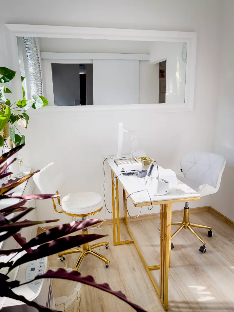 Manicure hybrydowy salon urody Praga Południe